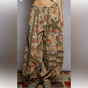 POL Floral Wide Leg Pants with Star Accent NWOT